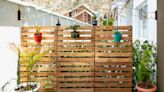18 Pallet Fence Ideas That Cost Next to Nothing to Build