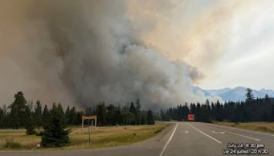 "Des images déchirantes": la ville de Jasper au Canada en partie détruite par les feux, Trudeau demande des renforts de l'étranger