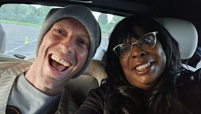 Auf dem Weg zum Konzert: Chris Martin von Coldplay nimmt behinderten Fan im Auto mit