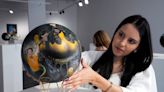 Artista paraguaya destaca en Doha con pinturas sobre balones