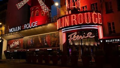 Se cayeron las aspas del Moulin Rouge de París: no hay heridos