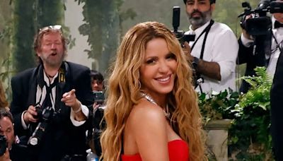 Shakira emozionatissima per la prima volta al MET Gala