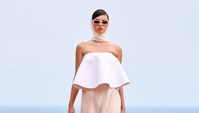 Deva Cassel fait sensation au défilé Jacquemus, elle ressemble plus que jamais à sa mère