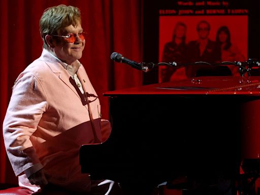 Dono de loja na França acusa Elton John de fazer xixi em garrafa plástica no meio do estabelecimento, diz site - Hugo Gloss