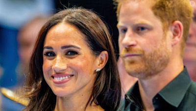 Meghan Markle, rare sortie au bras du prince Harry : la duchesse ose la mini-robe et dévoile des jambes interminables