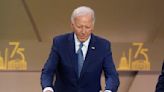 Cómo Biden parece imitar la táctica de Trump de arremeter contra "las élites" frente a quienes piden deje la candidatura