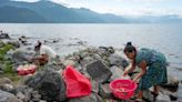 ‘Guardianas’: mujeres mayas limpian paradisíaco lago amenazado por la contaminación