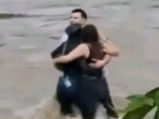 Dramático video: el último abrazo de tres amigos antes de morir ahogados por la crecida imparable de un río