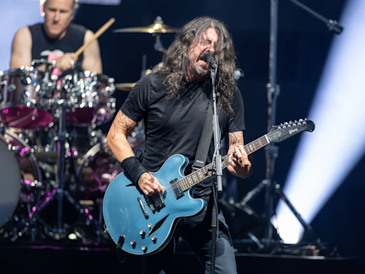 Foo Fighters sell out Dallas tour opener; give shoutouts to Dimebag Darrell, Taylor Hawkins