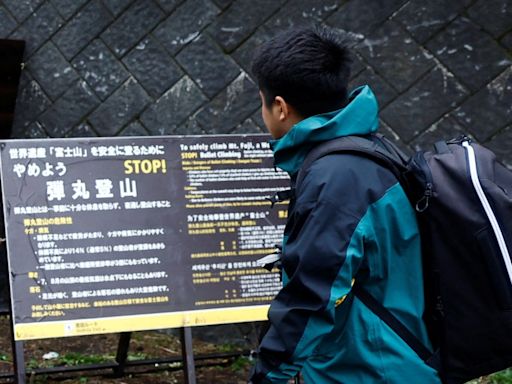 日本富士山亂象橫生脫序行為頻傳 山梨縣考慮禁輕裝登山