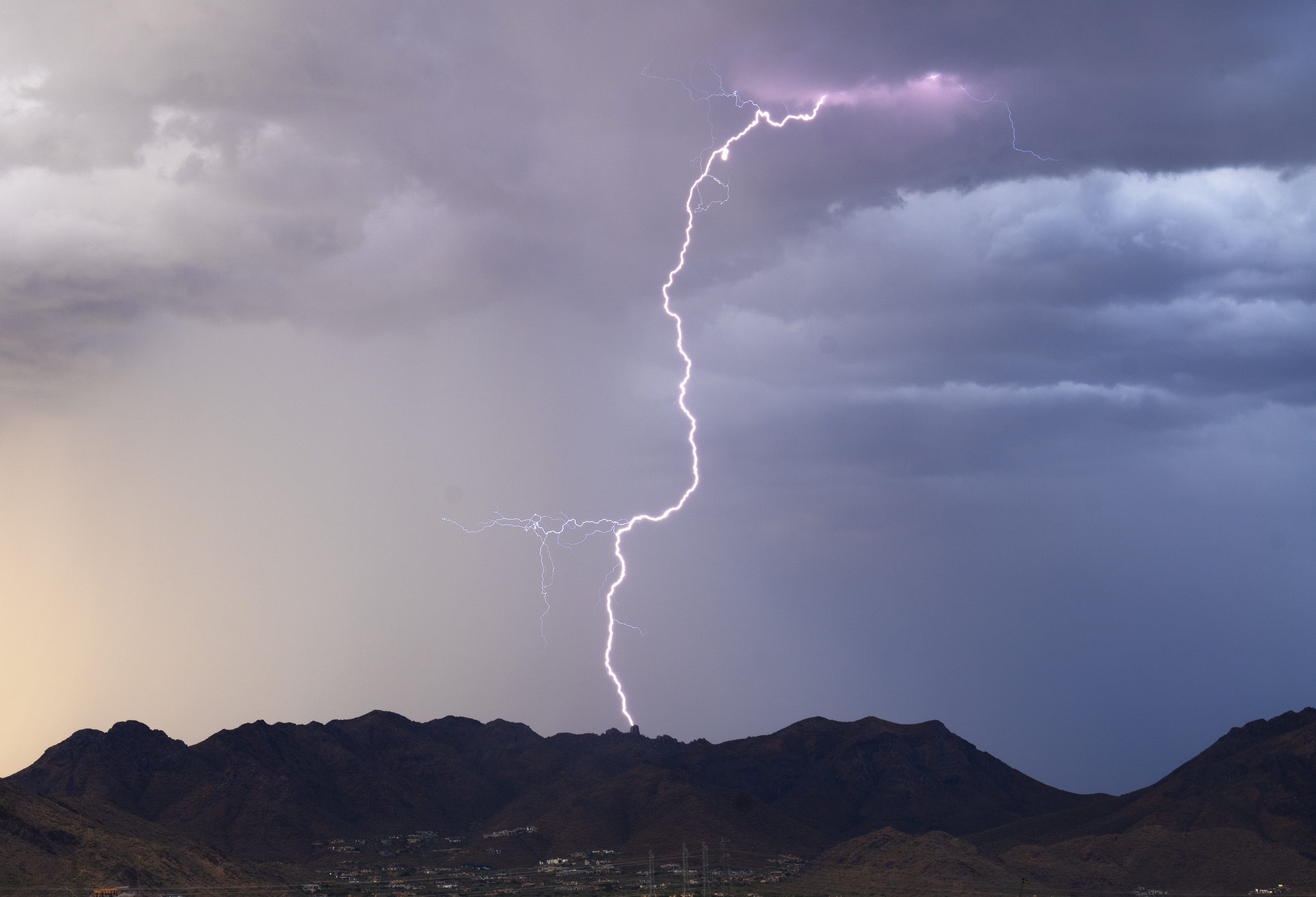 Isolated showers, thunderstorms pass through metro Phoenix