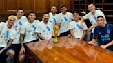 La foto íntima de los campeones del mundo junto con la Copa que causó furor en las redes sociales y generó el reclamo de Dibu Martínez