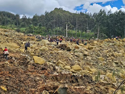 大規模山崩「逾300人遭埋」！ 巴紐村莊上千棟房屋被吞