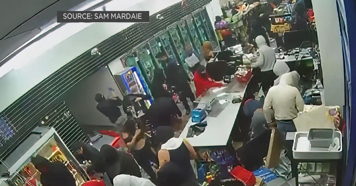 Shocking video shows dozens ransacking Oakland convenience store