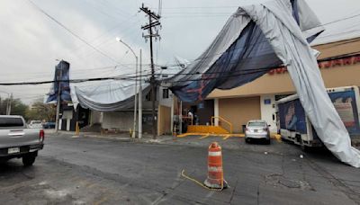 ¡Tinacos y lonas voladoras! Fuertes ráfagas de viento derrumban árboles en Nuevo León