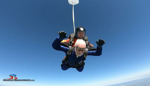 104-year-old WWII veteran loves jumping out of planes