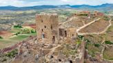 El increíble pueblo medieval abandonado donde vivieron más de 1.000 personas: tiene doble muralla y un castillo