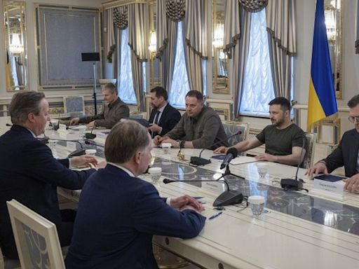 El Kremlin tacha de peligrosos los comentarios de Francia y Reino Unido de enviar tropas a Ucrania