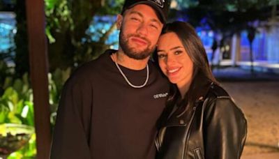 Neymar e Bruna Biancardi trocam beijos em show de Thiaguinho