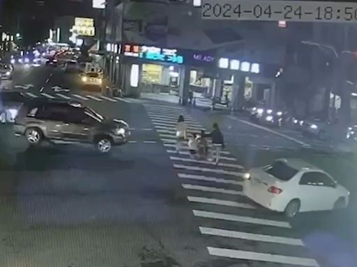 影/台中1家4口牽手過馬路 休旅車未禮讓衝撞22歲女！驚險畫面曝光