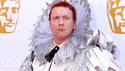 Joe Lycett dressed as Queen Elizabeth I at the Baftas