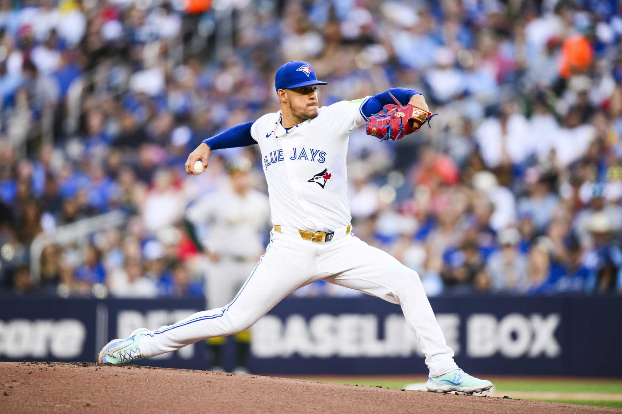 Guerrero extends hitting streak to 21 games, Berríos strikes out 8 as Blue Jays beat Athletics 3-1