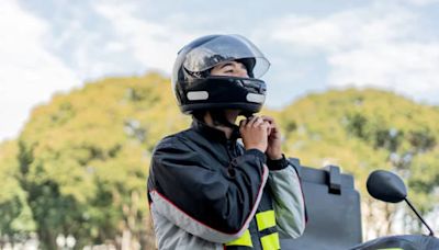 ¡Abróchese el casco!: esta es la multa que puede acarrear un motociclista por no portarlo correctamente