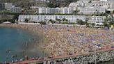 Miles de canarios protestan en todas las islas contra el turismo de masas bajo el lema 'Canarias tiene un límite'