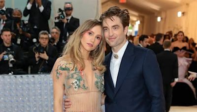 Suki Waterhouse avrà una figlia con Robert Pattinson. Il gender reveal al Coachella: «Amo le donne straordinarie, ne ho una con me stasera»