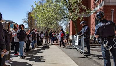 Casa Blanca insta a protestas pacíficas tras cientos de arrestos en universidades