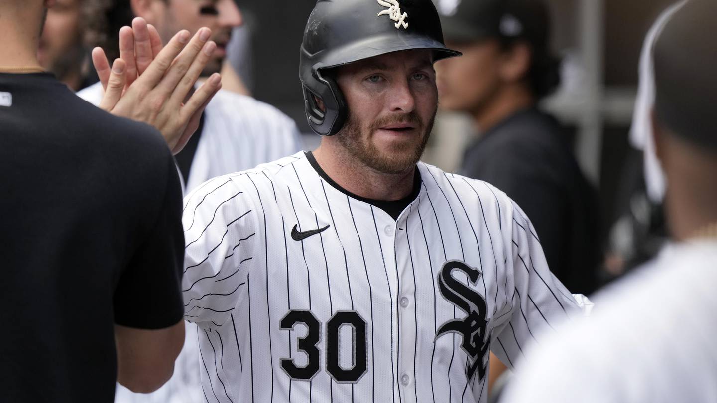 Rangers reacquire switch-hitting OF Robbie Grossman in a trade with the White Sox