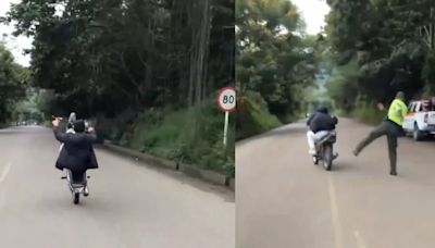 De una patada: policía trato de tumbar a motociclista que se “lució” haciendo maromas frente a un retén en carretera