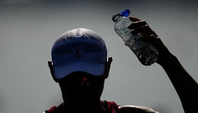 "Hace 9.000 grados": Los atletas olímpicos recurren a bloques de hielo y mini ventiladores en medio del calor de París