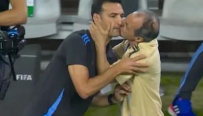 Scaloni se refirió al polémico beso del utilero: "No lo consentí"