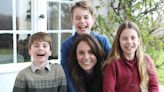 Kate Middleton Poses with 3 Kids in New Photo for U.K. Mother's Day amid Abdominal Surgery Recovery