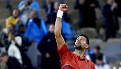 Djokovic arrancó con victoria la defensa de su título en Roland Garros: video