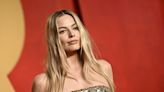 En fotos: del osado look de Margot Robbie al show de transparencias de Charlize Theron y Florence Pugh en la fiesta de Vanity Fair