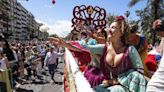 Una batalla de claveles al viento para recibir el Mayo Festivo