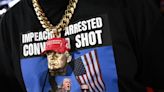 Foto de Trump após atentado vira estampa de camisetas em convenção do Partido Republicano