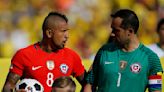 “No se pueden aplaudir los errores”: históricos de la Roja se dividen frente al portazo de Claudio Bravo de retornar a Chile para evitar las críticas - La Tercera