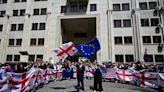Parlamento da Geórgia realiza votação decisiva sobre lei de 'influência estrangeira', e manifestantes se reúnem contra medida