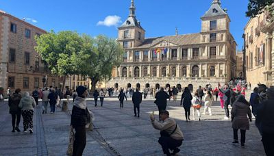 El 'efecto Madrid' se vuelve a notar otro 2 de mayo en Toledo: cortes de tráfico, atascos y más turistas de día