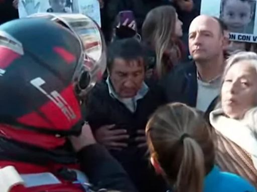 Susto en el Obelisco: el papá de Loan se descompensó durante la marcha