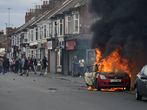 No ceden en Gran Bretaña las violentas manifestaciones antiinmigración tras el triple asesinato en Southport