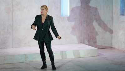 Review: Solo ‘Hamlet’ at Chicago Shakes is from an Eddie Izzard unwilling to compromise