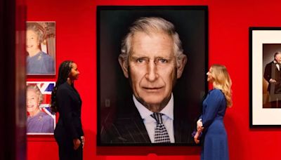 Un siglo de retratos fotográficos de la monarquía británica se expone en Buckingham