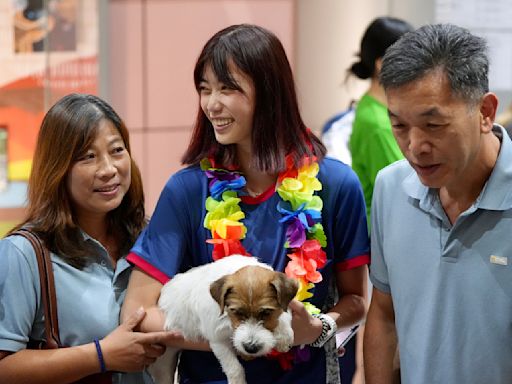 奧運選手返國》羅嘉翎抱狗合影 加油時狗也喊聲「汪汪」