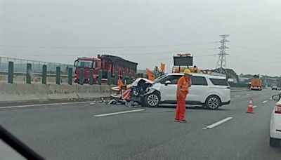 221.9萬元7人座豪華休旅車行經國道3撞緩撞車 車頭全爛駕駛心痛！