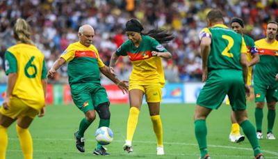 Partida do 'Futebol Solidário' termina com empate por 5 a 5 no Maracanã | Esporte | O Dia