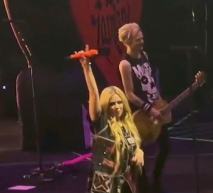Watch Avril Lavigne Bring Out Her Ex Deryck Whibley For A Sum 41 Song In Vegas
